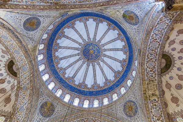 Ceiling inside the Blue Mosque in Sultanahmet, Istanbul, Turkey. — Stock Photo, Image