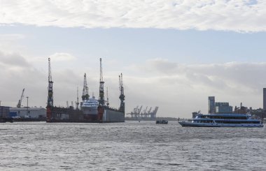 Hamburg, Almanya Elbe Nehri üzerinde tekne turist ile gider