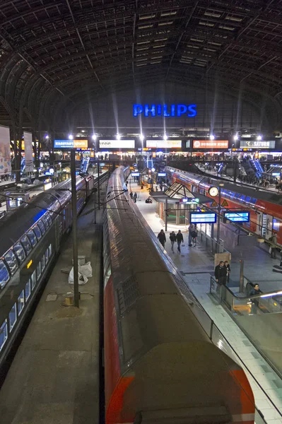 Εσωτερικό του Αμβούργο τον κεντρικό σιδηροδρομικό σταθμό. Γερμανία — Φωτογραφία Αρχείου