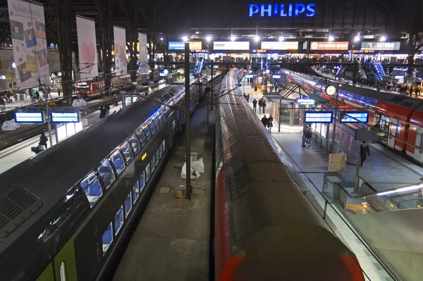 Innenraum des Hamburger Hauptbahnhofs. Deutschland — Stockfoto