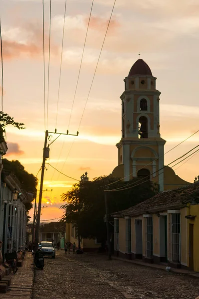 Cuban street sunset with oldtimer in Trinidad, Cuba — Stock Photo, Image