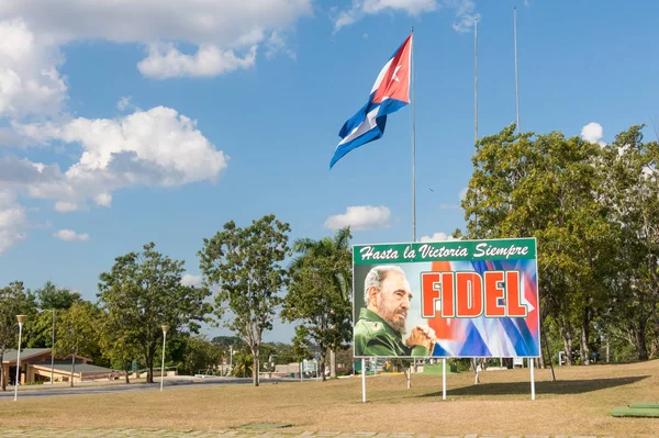 Affiche avec l'image de Fidel Castro et drapeau cubain à Santa Clara , — Photo