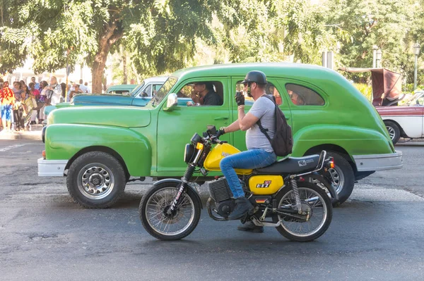 Σκηνή δρόμου με παλιό αμερικανικό αυτοκίνητο και μοτοσικλέτα στο κέντρο του χα — Φωτογραφία Αρχείου