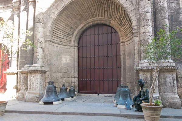 Ingresso della chiesa di San Francisco a L'Avana Vecchia, un famoso turista — Foto Stock