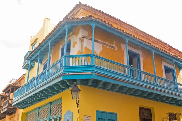 Detalj av en restaurerad koloniala byggnad i Gamla Havanna. Kuba — Stockfoto