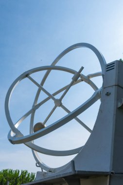 Kaotik sarkaç, fiziksel bir deney. Barcelona'da heykeli