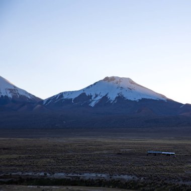 Andes gün batımı. Parinacota volkan. Yüksek Andean peyzaj TH