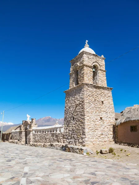 Iglesia de piedra del pueblo de Sajama. El pequeño pueblo andino de —  Fotos de Stock