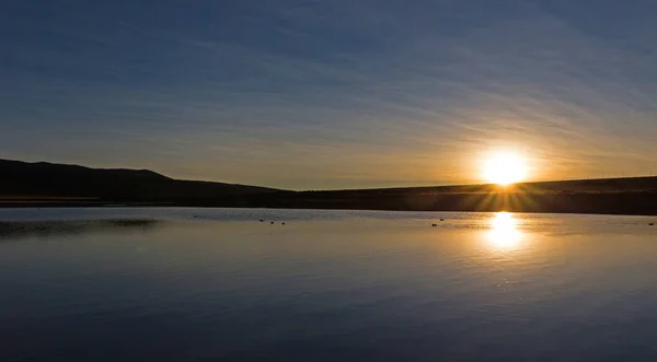 Pôr do sol em Andes. lagoa Huayacota. Paisagem andina alta no — Fotografia de Stock