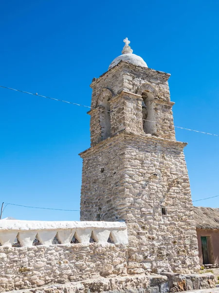 Sten kyrka i byn av Sajama. Den lilla andinska staden — Stockfoto