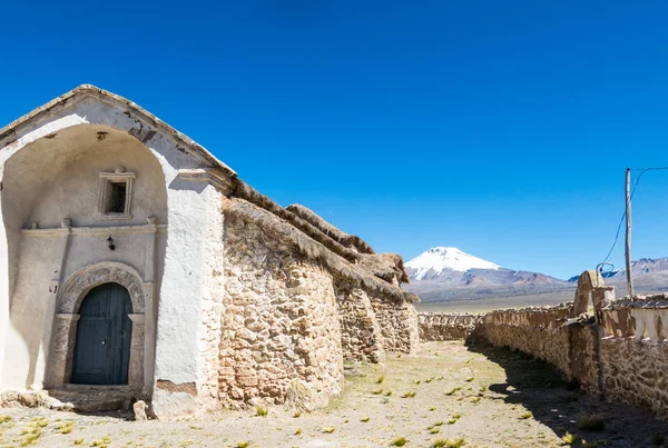 Iglesia de piedra del pueblo de Sajama. El pequeño pueblo andino de — Foto de Stock