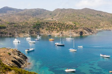 Tekneler ve yelkenli Cap de Creus na küçük bir koyda demirlemiş