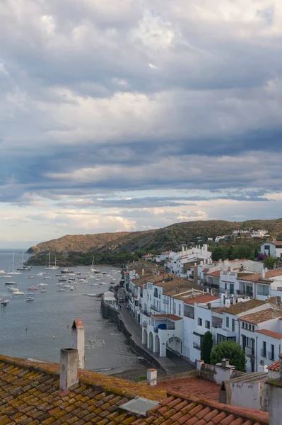 Vista panorámica de Cadaques en la costa mediterránea, España — Foto de Stock
