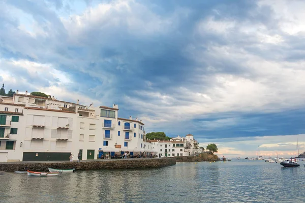 Panoramiczny widok miejscowości Cadaqués na śródziemnomorskiej hiszpański, Cos — Zdjęcie stockowe