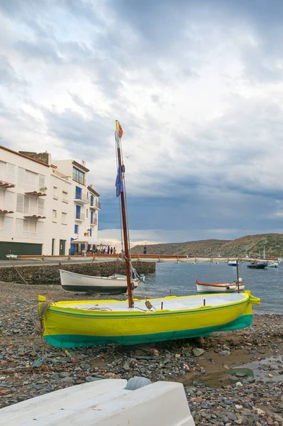 Cadaques, aldeia costeira do mar Mediterrâneo - Catalunha , — Fotografia de Stock