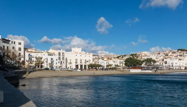 Panoramisch uitzicht over de Spaanse stad van Cadaques, de beroemde kleine — Stockfoto