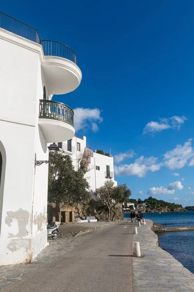 Typical white Mediterranean promenade, in the village of Cadaque — Stock Photo, Image