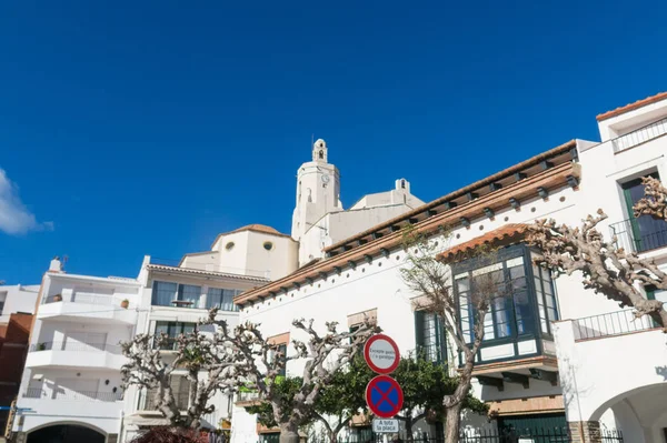 Іспанія Середземноморського селища Cadaques, з церквою Санта М — стокове фото