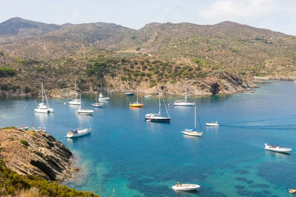 Båtar och segelbåtar förtöjda i en liten vik i Cap de Creus Na — Stockfoto