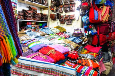 Hediyelik eşya turizm Pazar Sagarnaga sokakta bulunan La Paz, Bolivya.