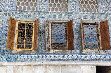 Güzel dekorasyon üzerinde Topkapı Sarayı, Istanbul, Türkiye. 