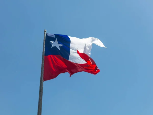 Bandera de Chile se desarrolla contra un cielo azul claro — Foto de Stock