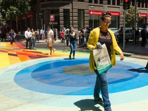 Chilenska medborgare går genom den flaggan Walk (Paseo Bandera i — Stockfoto