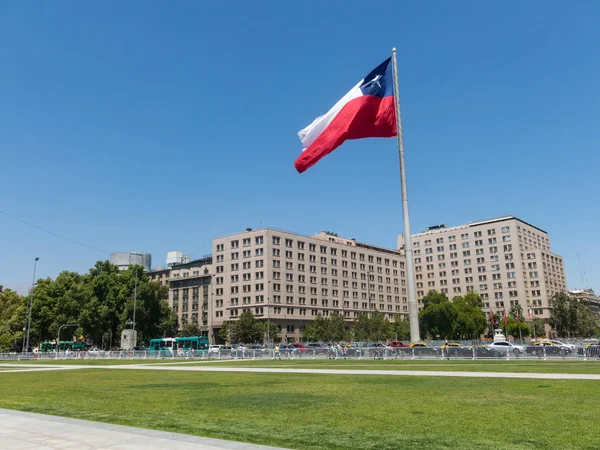 Chilenen gehen in der Nähe der Riesenfahne auf der avenida la alameda mit — Stockfoto
