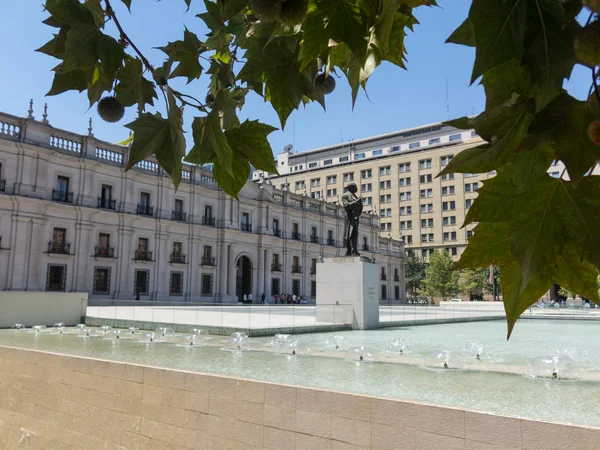 Monument voor Arturo Alessandri Palma in Santiago de Chile, in fro — Stockfoto