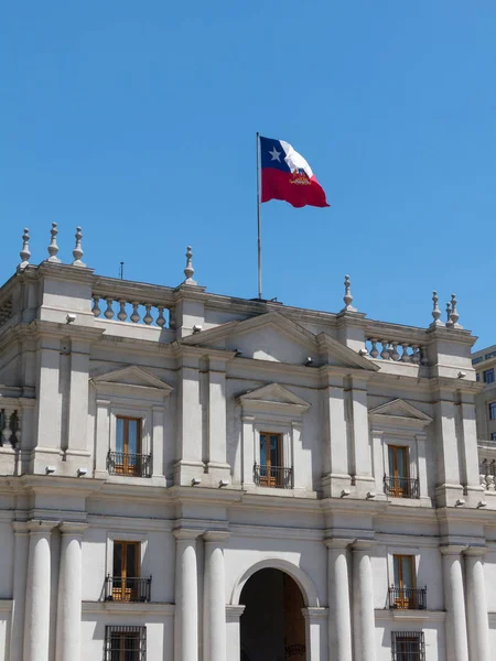 Pohled na prezidentský palác, známý jako La Moneda, v Santiagu — Stock fotografie