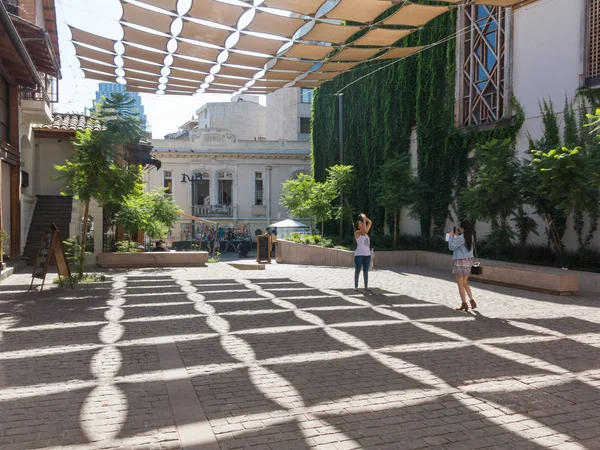 Patio decorado con sombras, en una plaza del barrio —  Fotos de Stock