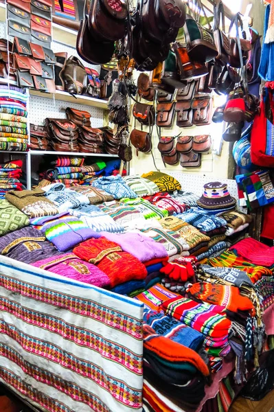 Souvenir tourist market on Sagarnaga street in La Paz, Bolivia. — Stock Photo, Image