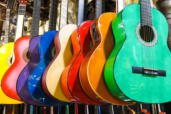 Barevná kytara na velký Bazar Istanbulu. — Stock fotografie