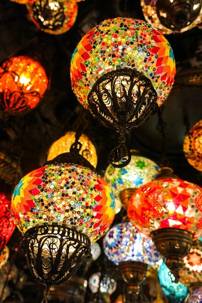 Křišťálové lampy na prodej na Velkém bazaru v Istanbulu — Stock fotografie