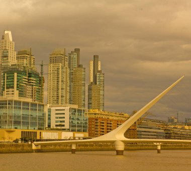 dramatik günbatımında puerto madero, buenos aires, Arjantin,