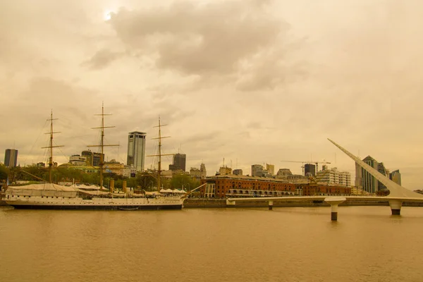 Kilátás Puerto Madero, a fregatt és a Sarmiento Puente — Stock Fotó