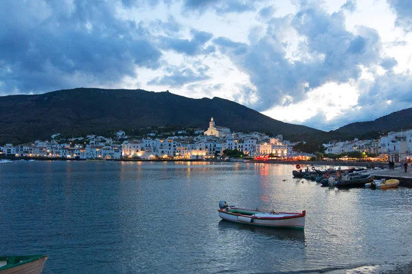 Cadaques al atardecer. Romanticismo en el mar Mediterráneo. La villa — Foto de Stock