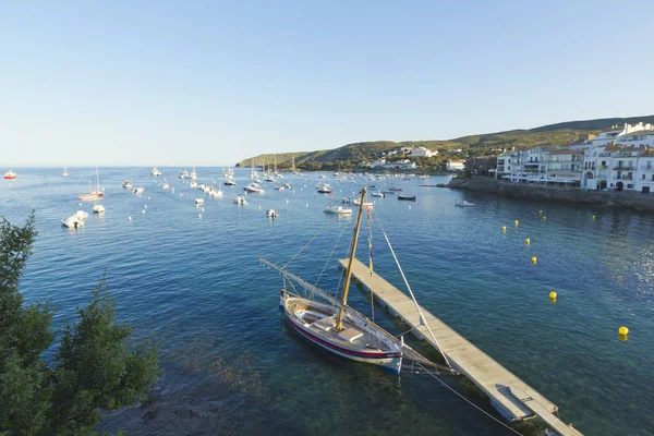 Vista panorámica de la ciudad española de Cadaques —  Fotos de Stock