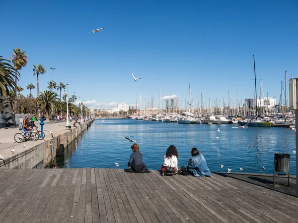 Deux touristes féminines se reposent entourés de mouettes dans le vieux port — Photo