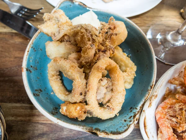 Typical dish of fried squid, a very common tapa in Spain, especi — Stock Photo, Image