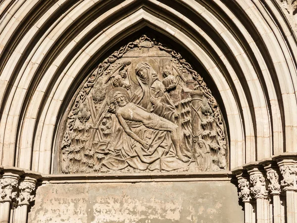 Relief dari Pintu kesalehan. Katedral Salib Suci Dan Sai — Stok Foto