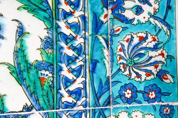 Topkapı Sarayı'nda Harem'in ayrıntılı İznik mozaik çini çalışması, — Stok fotoğraf