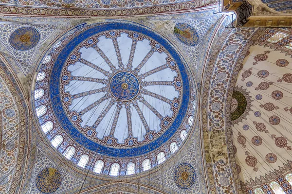 スルタンアフメット, イスタンブール、トルコのブルーモスク内部天井. — ストック写真