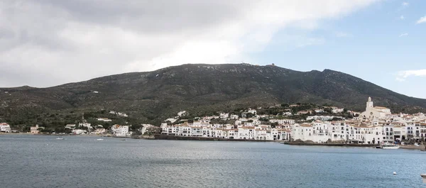 Tipik bir beyaz badanalı köyün görünümü. İspanyol Akdeniz. — Stok fotoğraf