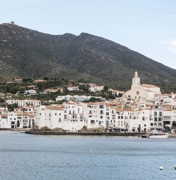Tipik bir beyaz badanalı Cadaques köyünün görünümü. İspanyol Akdeniz. — Stok fotoğraf
