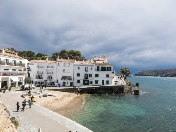 Tipik bir beyaz badanalı Cadaques köyünün görünümü. İspanyol Akdeniz. — Stok fotoğraf