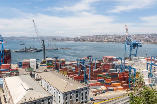 O movimentado porto de carga na América do Sul em Valparaíso, Chile. É... — Fotografia de Stock