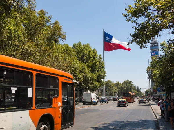 Intenzív forgalom Avenida La Alameda, a legfontosabb utcája — Stock Fotó