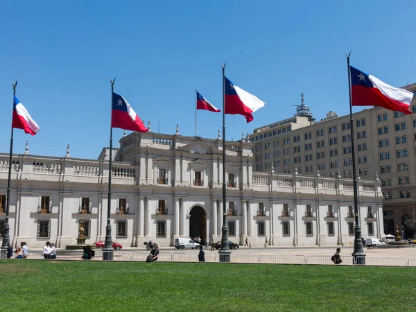 Pohled na prezidentský palác, známý jako La Moneda, v Santiagu — Stock fotografie