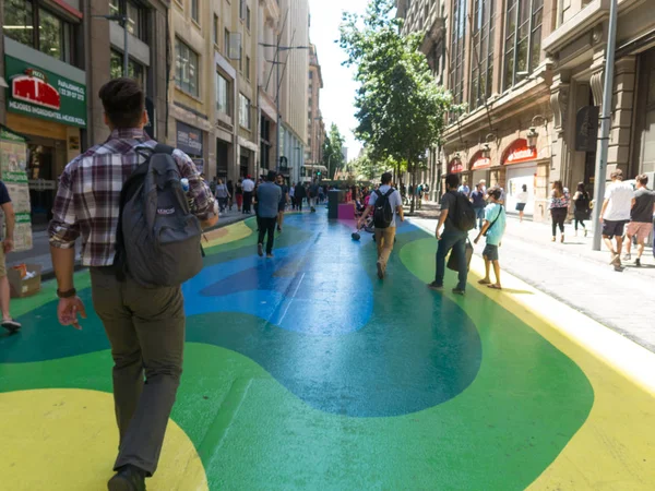 Chilenska medborgare går genom den flaggan Walk (Paseo Bandera i — Stockfoto